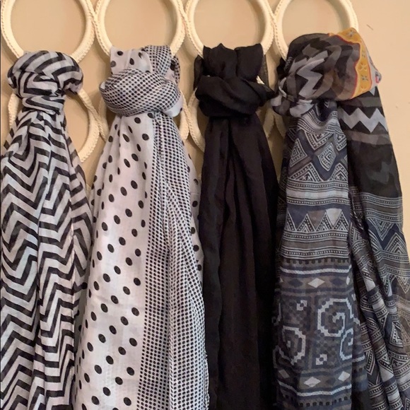 Lot of 4 Black/white/Gray Infinity scarves - Picture 2 of 4